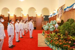 ลงนามถวายพระพรสมเด็จพระนางเจ้าสิริกิติ์ พระบรมราชินีนาถ พระบรมราชชนนีพันปีหลวง เนื่องในโอกาสมหามงคลเฉลิมพระชนมพรรษา 