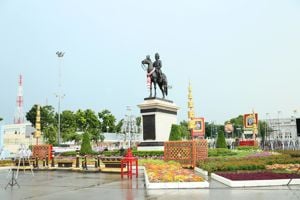 พิธีวางพวงมาลาและถวายบังคมหน้าพระบรมราชานุสาวรีย์ พระบาทสมเด็จพระจุลจอมเกล้าเจ้าอยู่หัว ณ พระลานพระราชวังดุสิต